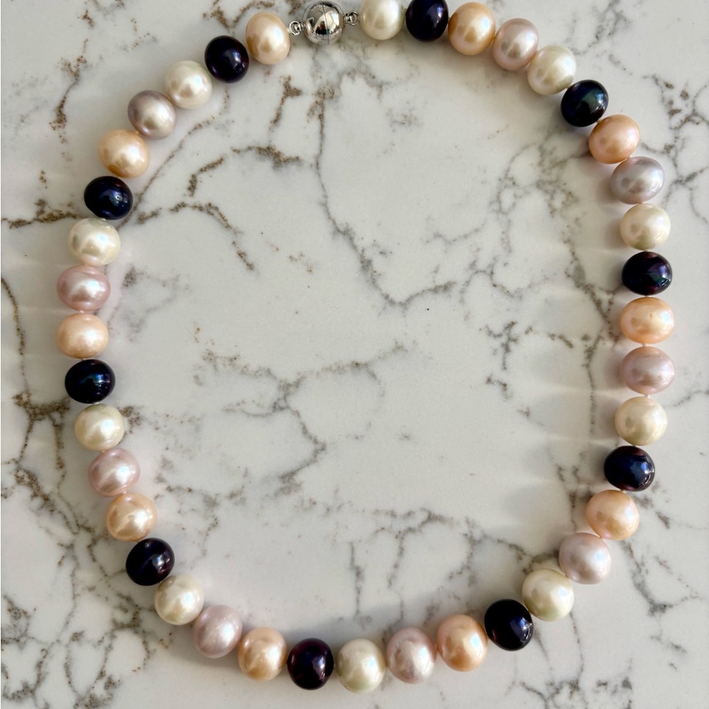 NWT Elegant multicolored Pearl Necklace